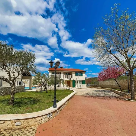 Vranjic Sleeps 8 With Pool Air Con And Wifi *
